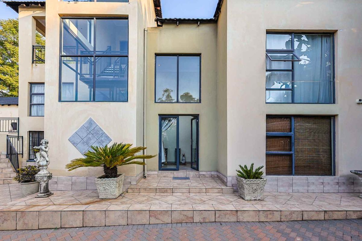 Elevated living in Waterkloof Ridge - Photo 3