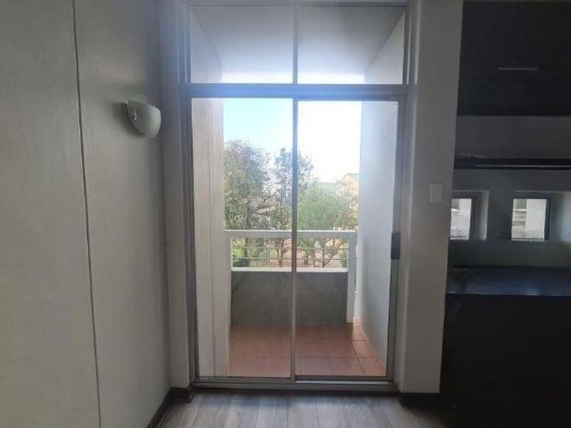 HATFIELD - 2 BEDROOM APARTMENT WALKING DISTANCE TO PRETORIA UNIVERSITY - Photo 4