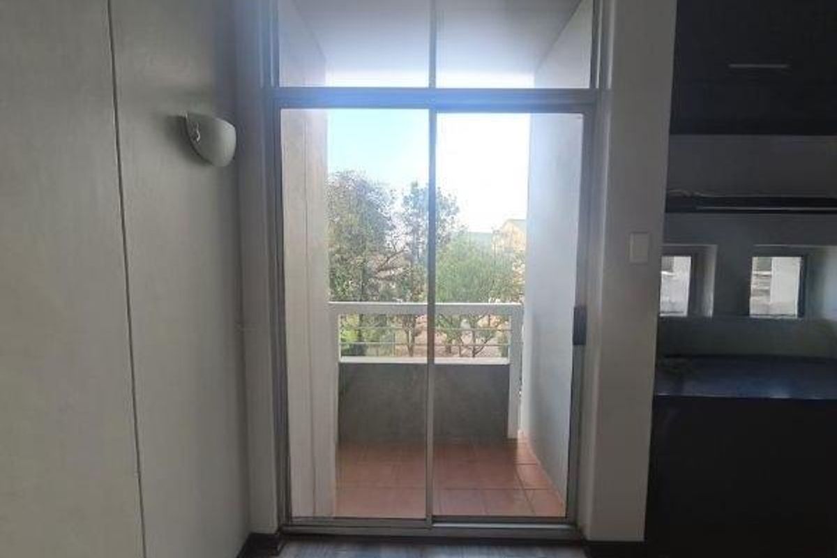 HATFIELD - 2 BEDROOM APARTMENT WALKING DISTANCE TO PRETORIA UNIVERSITY - Photo 4