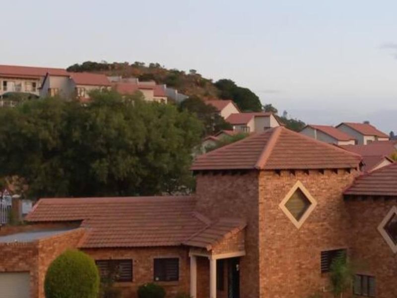 Two-Bedroom Cluster for Sale with Spacious Convertible Loft - Photo 2