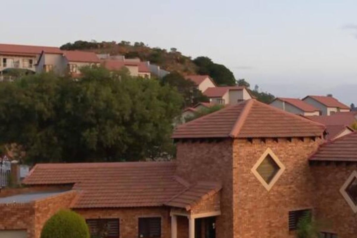 Two-Bedroom Cluster for Sale with Spacious Convertible Loft - Photo 2