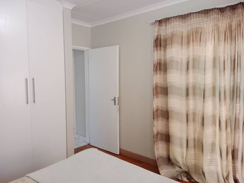 Charming 2-Bedroom Apartment in Secure 24-Hour Security Complex - Photo 10