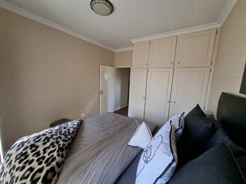 Neat & Modern Top-Floor Apartment in Weltevreden Park - Photo 4