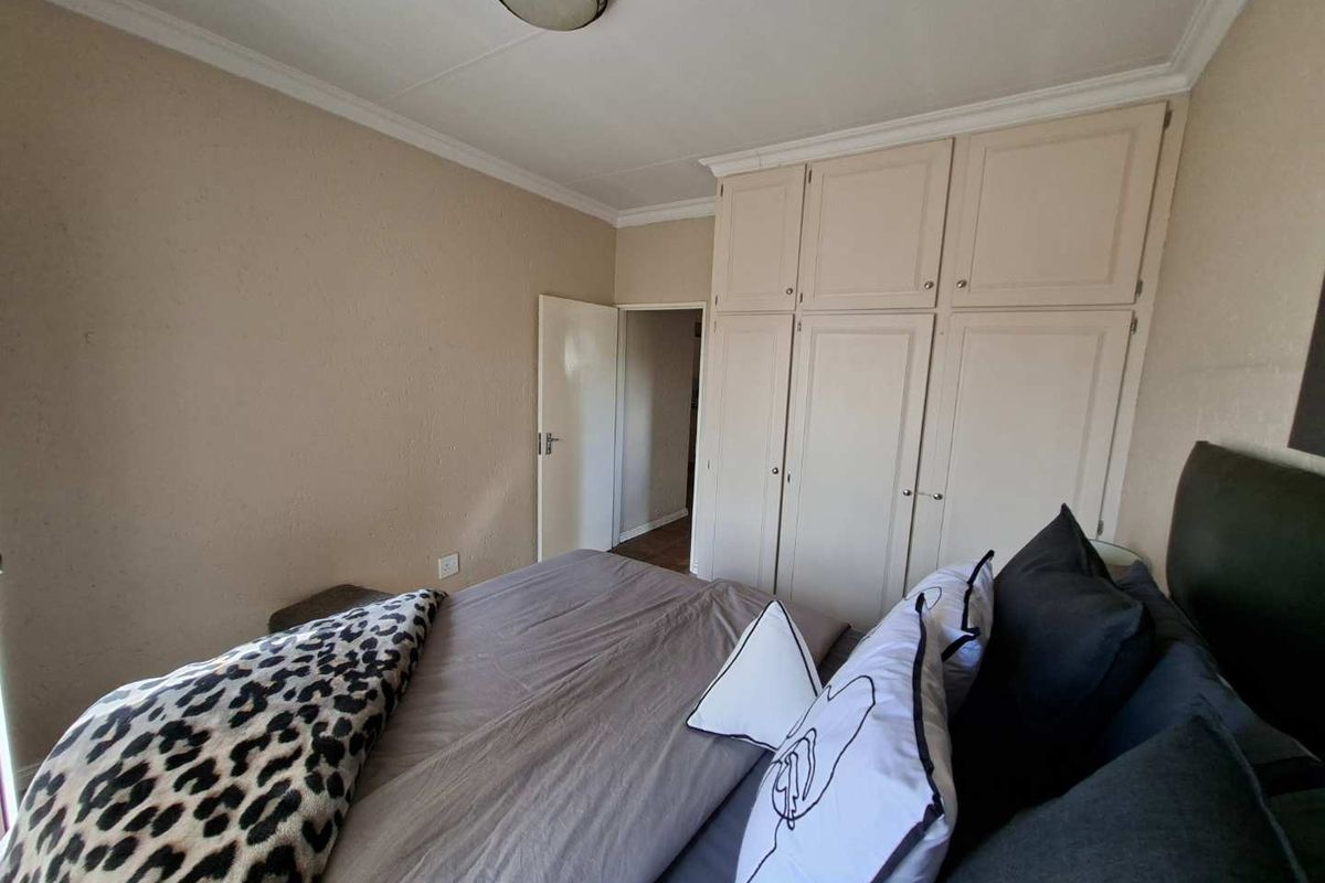Neat & Modern Top-Floor Apartment in Weltevreden Park - Photo 4