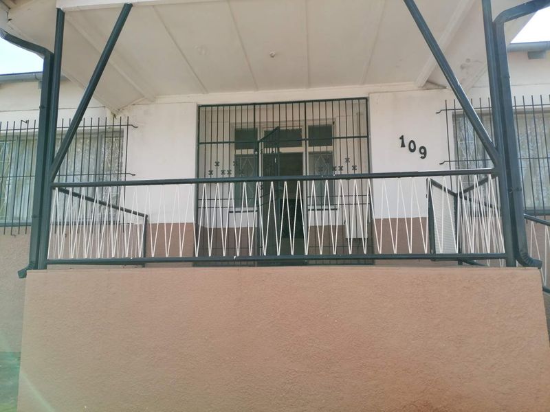 Charming 2 bedroom home with 3 cottages in quiet secure area - Photo 10