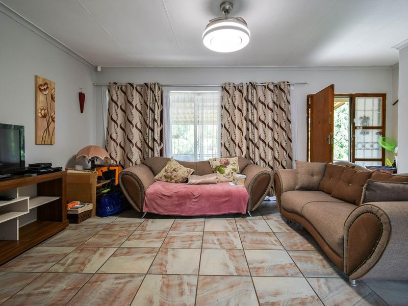 Family home with Borehole, Solar system and Flat on a large stand – Magalieskruin - Photo 4