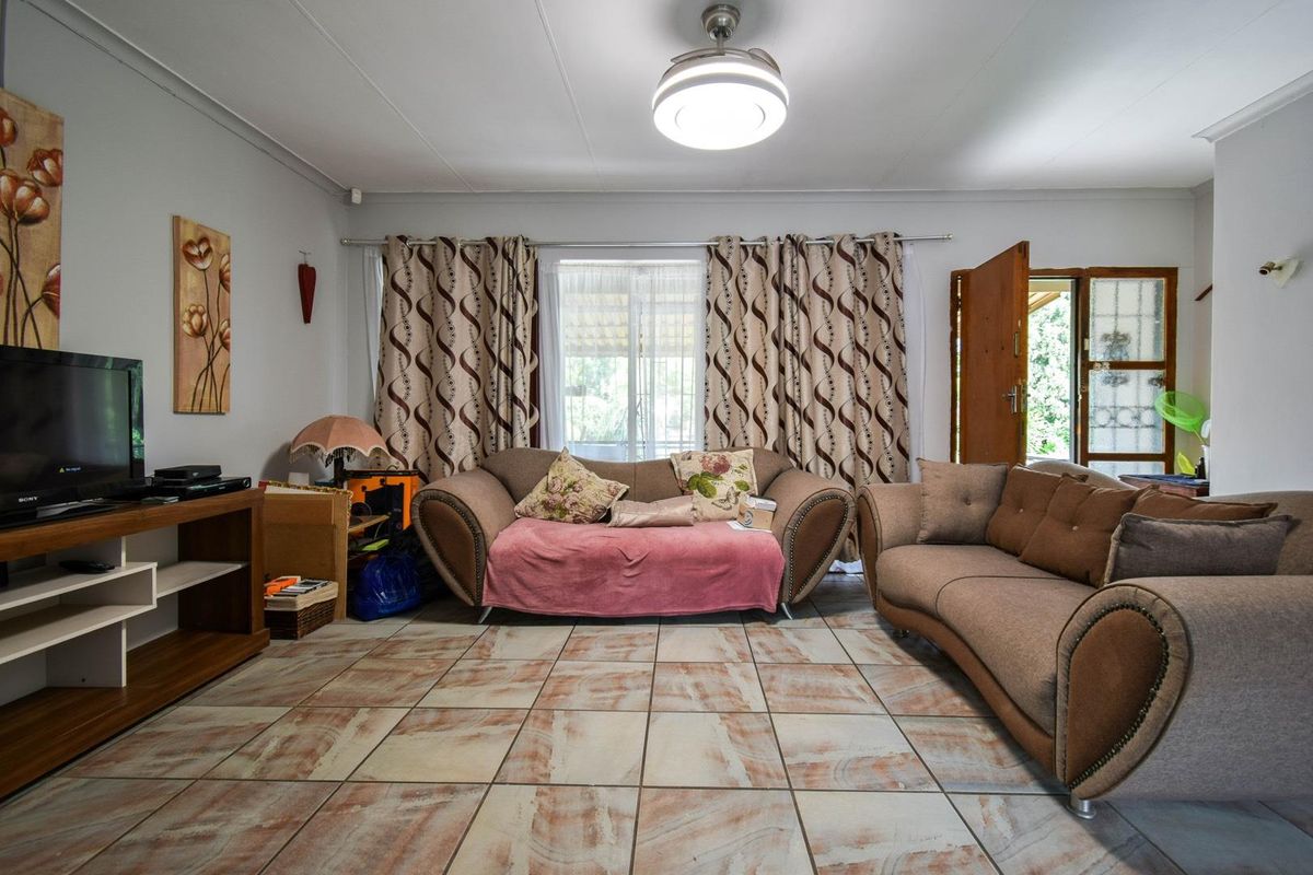 Family home with Borehole, Solar system and Flat on a large stand – Magalieskruin - Photo 4