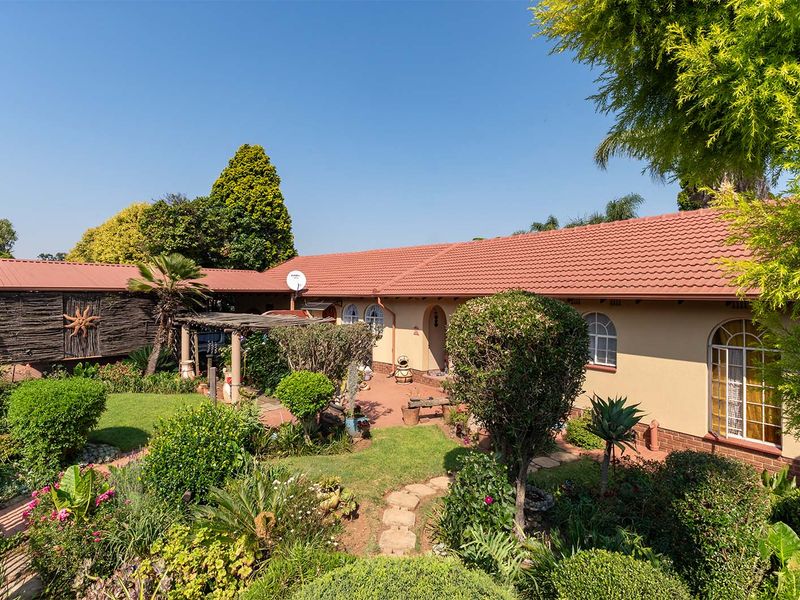 3 Bedroom Versatile Family Home with Flatlet, Solar & Superb Entertainment – Bonaero Park - Photo 10