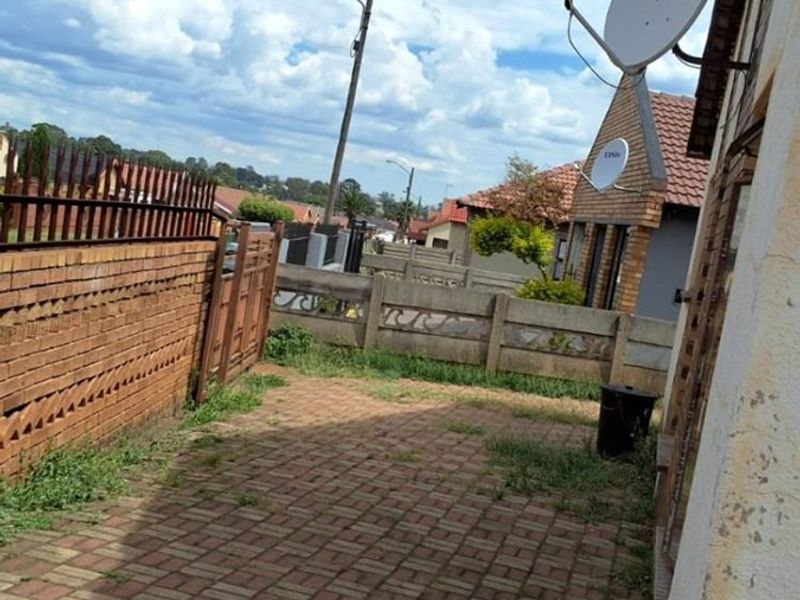 House For Sale in Daveyton, Benoni - Photo 4