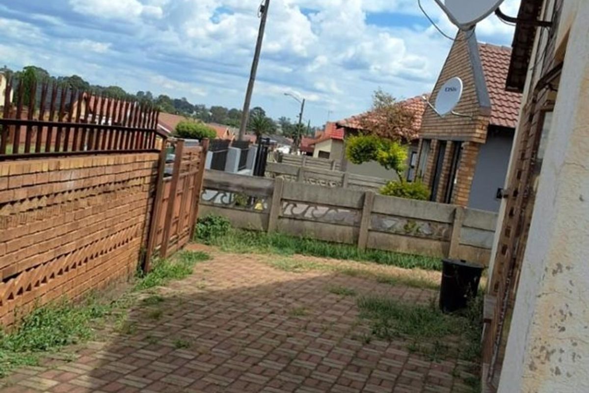House For Sale in Daveyton, Benoni - Photo 4