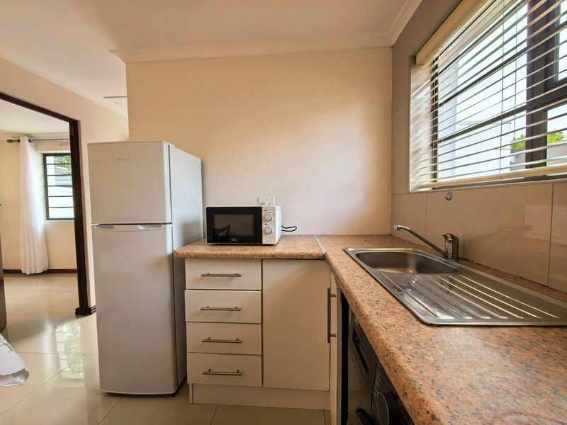 Charming Furnished 1-Bedroom Cottage Belle Constantia R14,500 pm - Photo 6