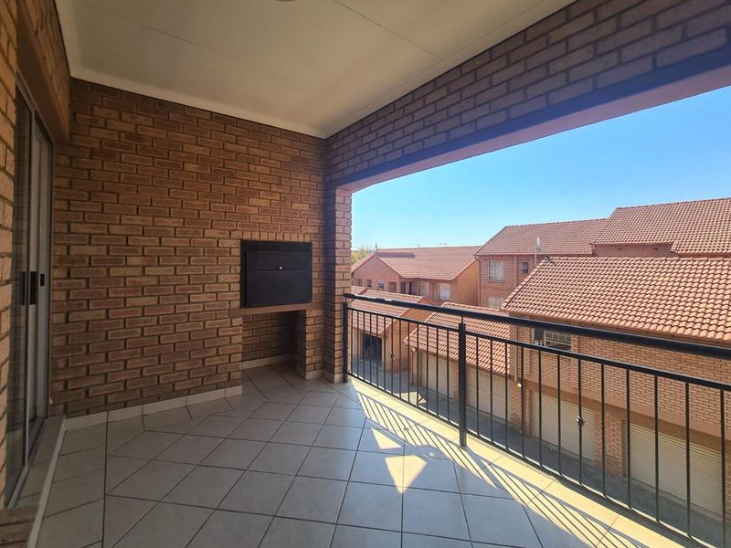 Loadshedding free area - A perfect lock up and go! - Photo 6