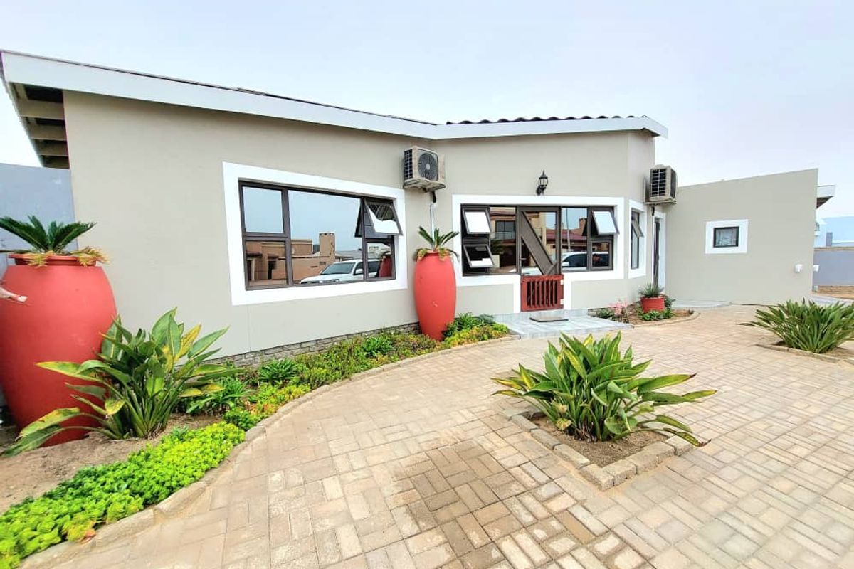 Stunning Home For Sale - Photo 2