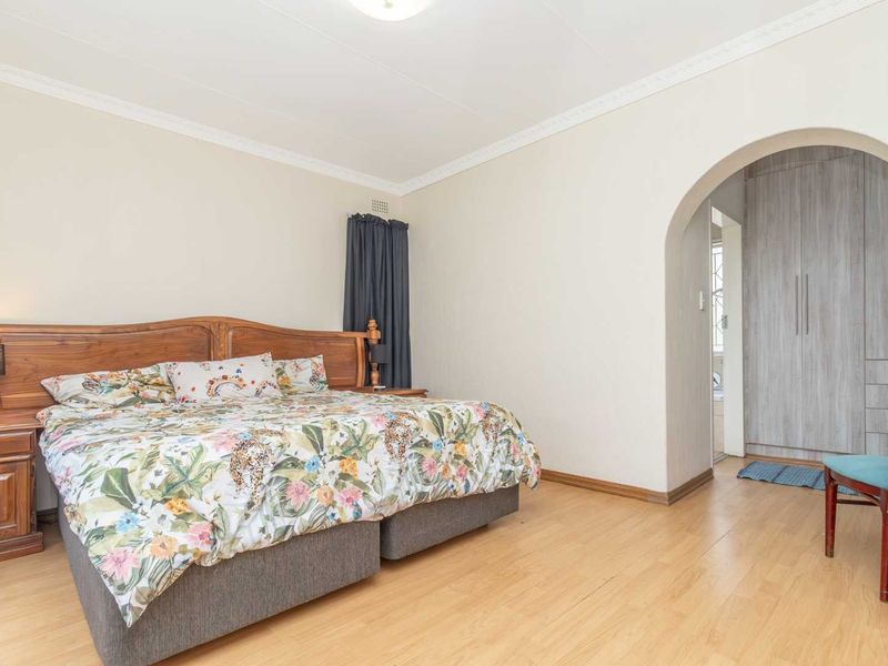 Cosy 4 Bed, 2.5 Bath House with Pool and Garden - Photo 10