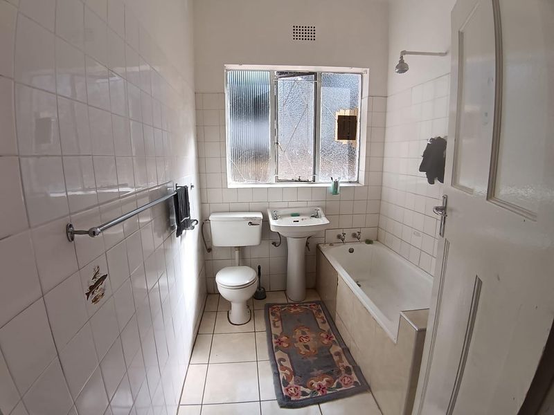Charming 2 bedroom home with 3 cottages in quiet secure area - Photo 4