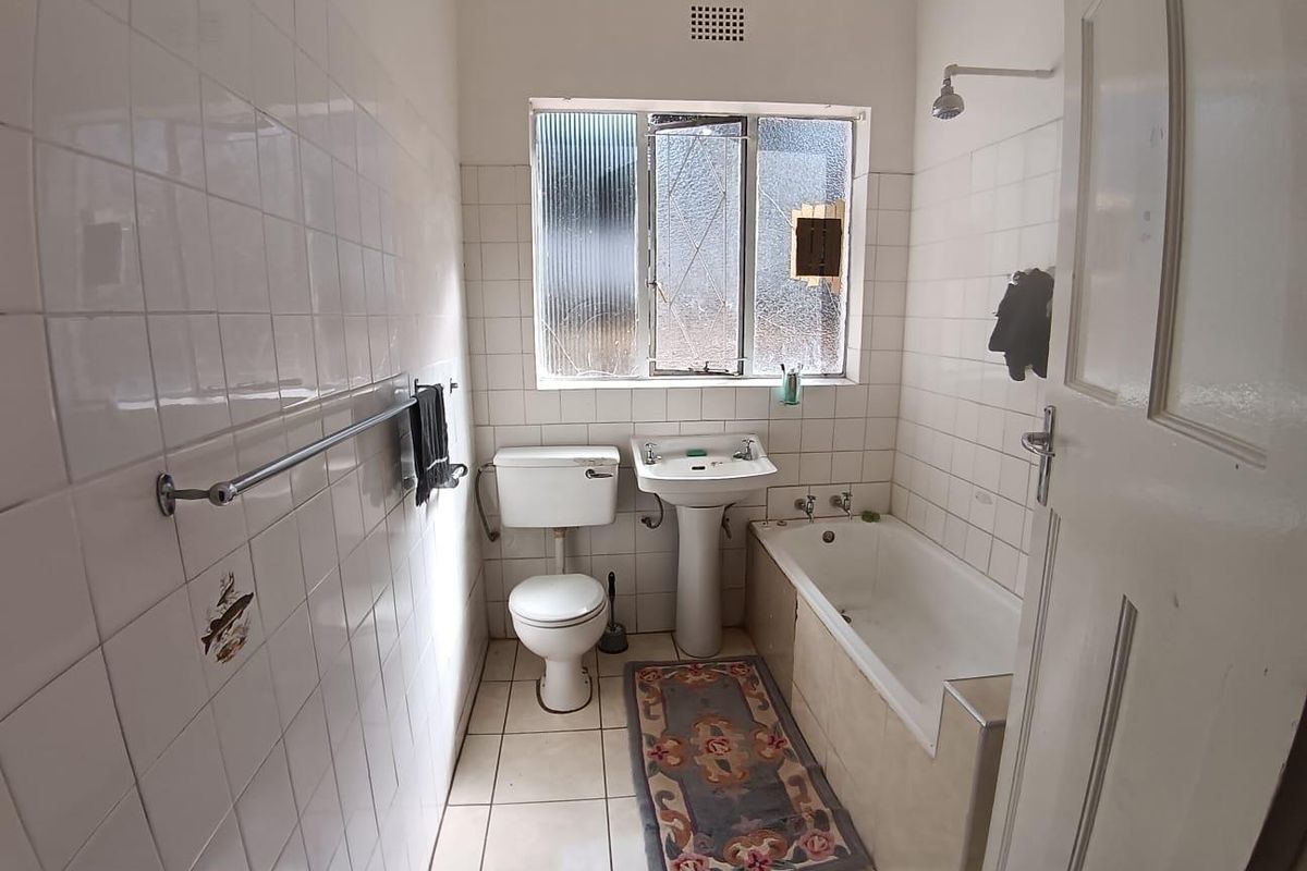 Charming 2 bedroom home with 3 cottages in quiet secure area - Photo 4