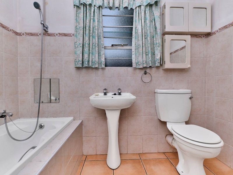 Secure Family Living in Sundowner - Photo 9