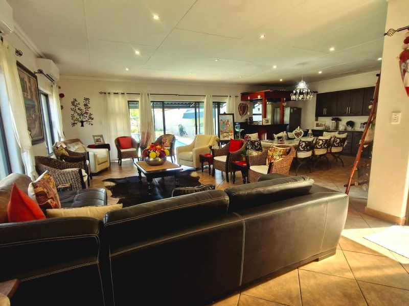 IMMACULATE & EXCEPTIONALLY SPACIOUS FAMILY HOME - Photo 4