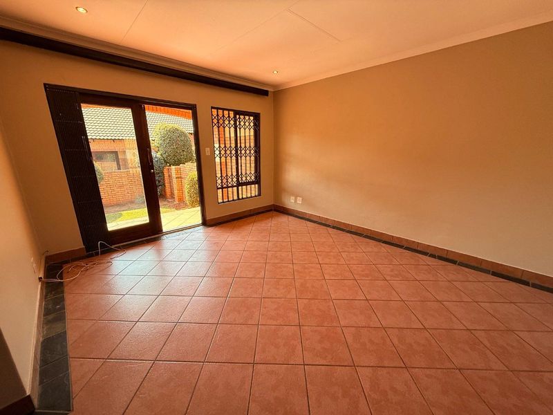 Perfect Lock-Up & Go 2 Bedroom Simplex in a Sought-After Double Security Estate - Photo 10