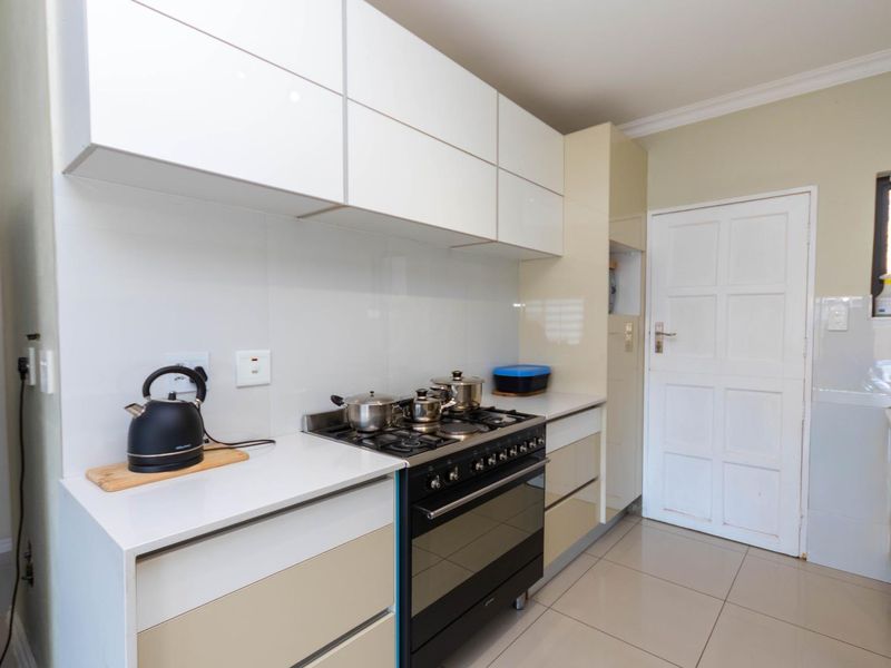 Modern 3 Bedroom House - Photo 7