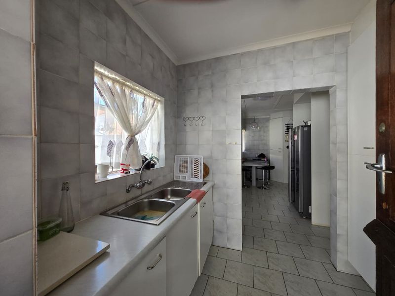 Spacious 3-Bed Family Home with Pool & Scenic Views in Glenanda - Photo 8