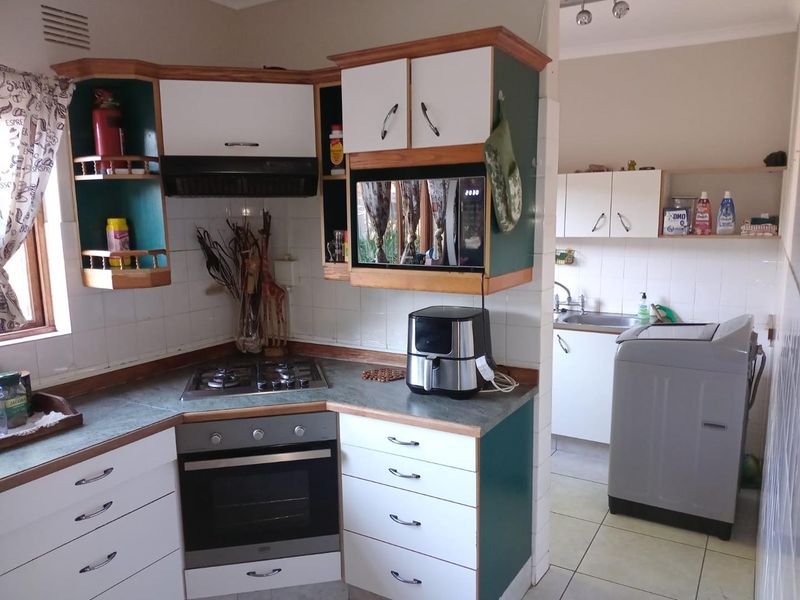 Spacious 3-Bedroom Family Home For Sale with Pool, Entertainment Area & Greenbelt Views - Photo 5