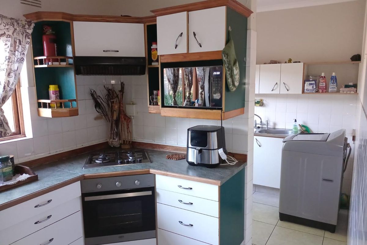 Spacious 3-Bedroom Family Home For Sale with Pool, Entertainment Area & Greenbelt Views - Photo 5