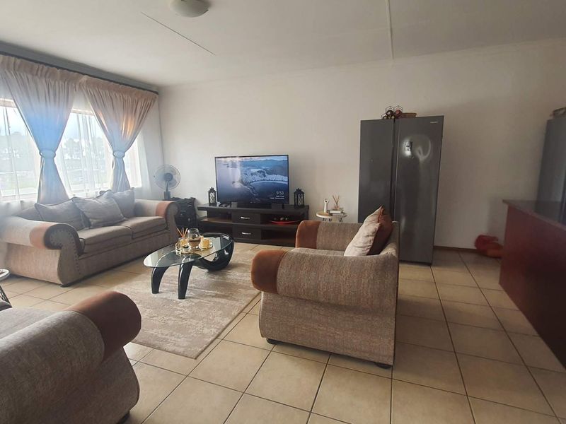 **Charming 3-Bedroom Apartment in Prestigious Golf Estate, North Pretoria** - Photo 9