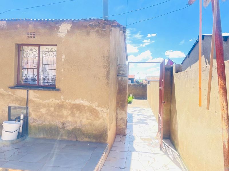 2 Bedroom House and 5 Outside Rooms - Photo 7