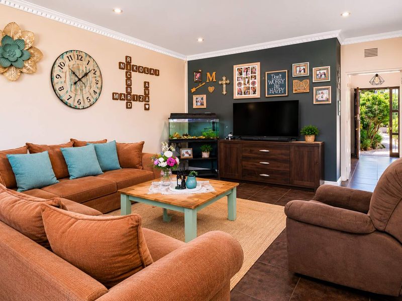 Spacious Family Unit with Guest Suite, Modern Finishes & Stunning Leafy Outlook - Photo 8