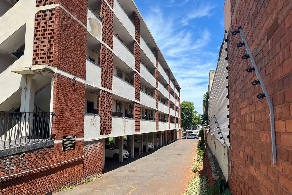 Partitioned 3 Bedroom Apartment for Sale ideal for investment and small family - Photo 2