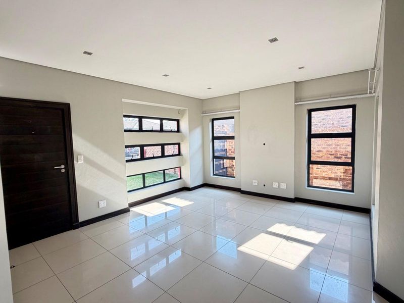 Comfortable Living: Open Plan Lounge and Dining Area - Photo 2