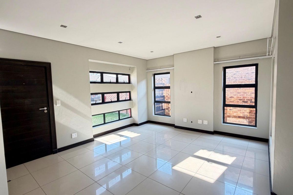 Comfortable Living: Open Plan Lounge and Dining Area - Photo 2