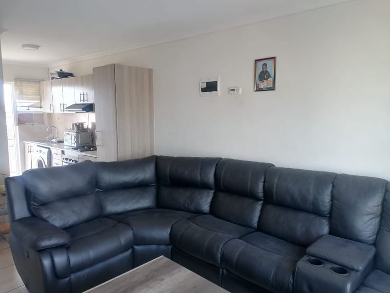 Modern 2 Bedroom Apartment - Photo 3