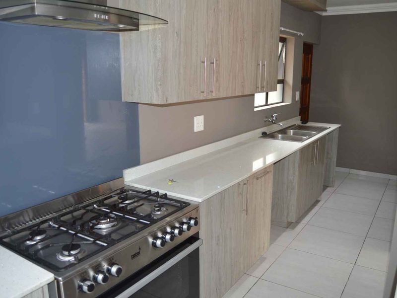 Modern Three Bedroom Cluster For Sale in Brackenhurst - Photo 9