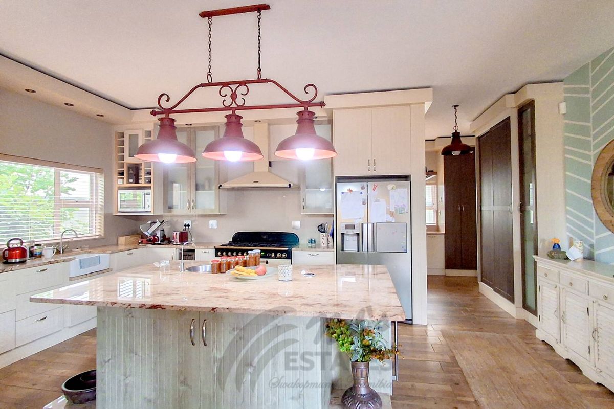 Luxurious Furnished Home For Sale in Waterfront, Swakopmund - Photo 4