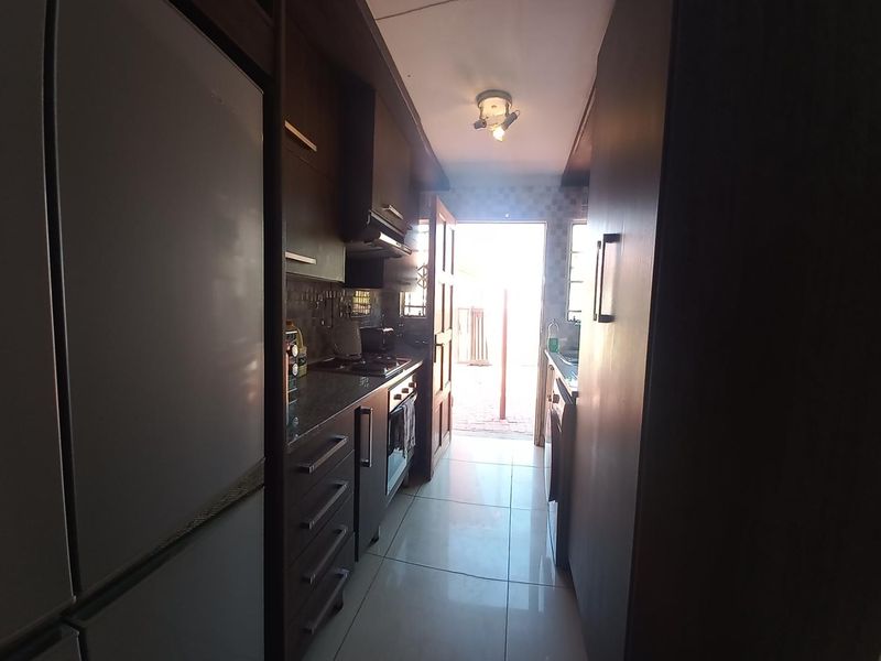 A MODERN HOUSE - Photo 5