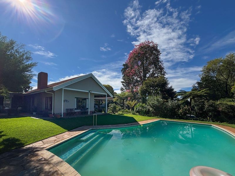 Spacious Family Home with Cottage, Tennis Court & Great Views in Howick North - Photo 4