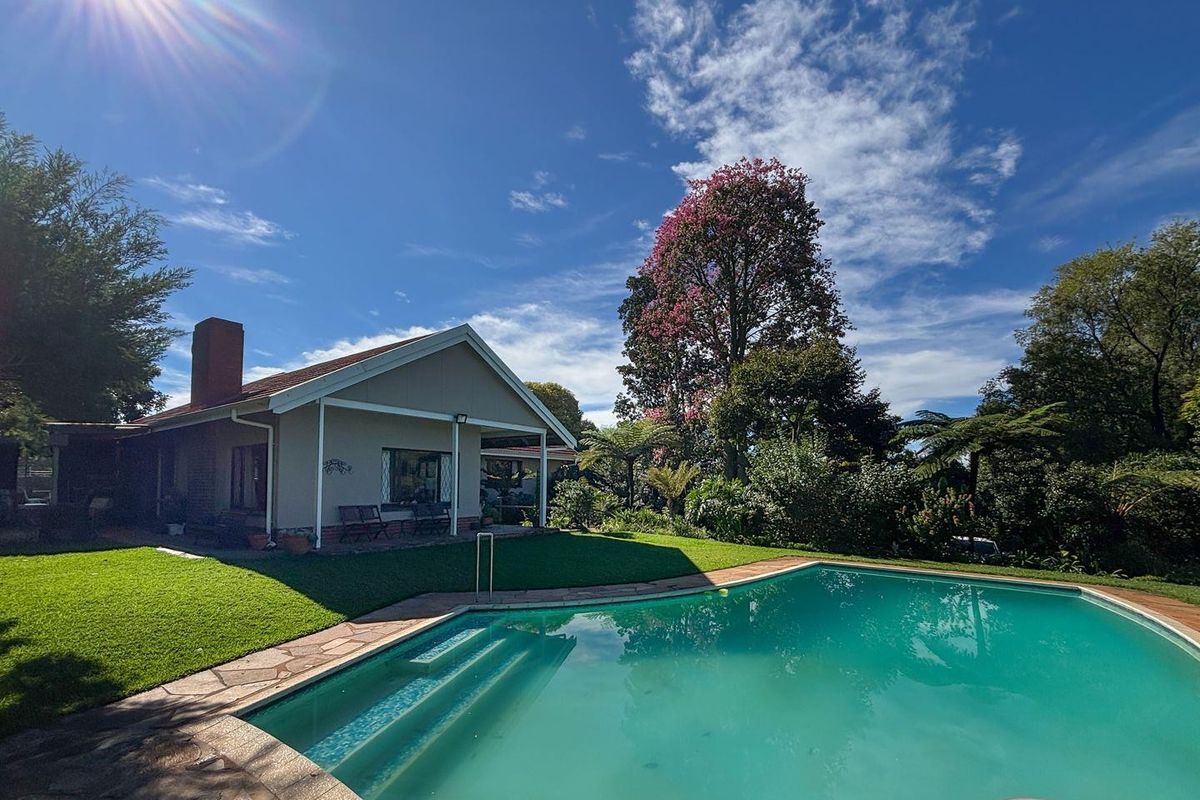 Spacious Family Home with Cottage, Tennis Court & Great Views in Howick North - Photo 4