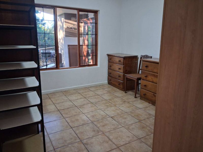 Spacious three bedroom for sale in Hillside Manor - Photo 9