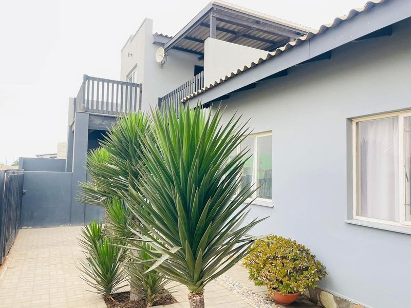 2 Bedroom house & 3 Flats for sale in Tamariskia, Swakopmund. - Photo 4