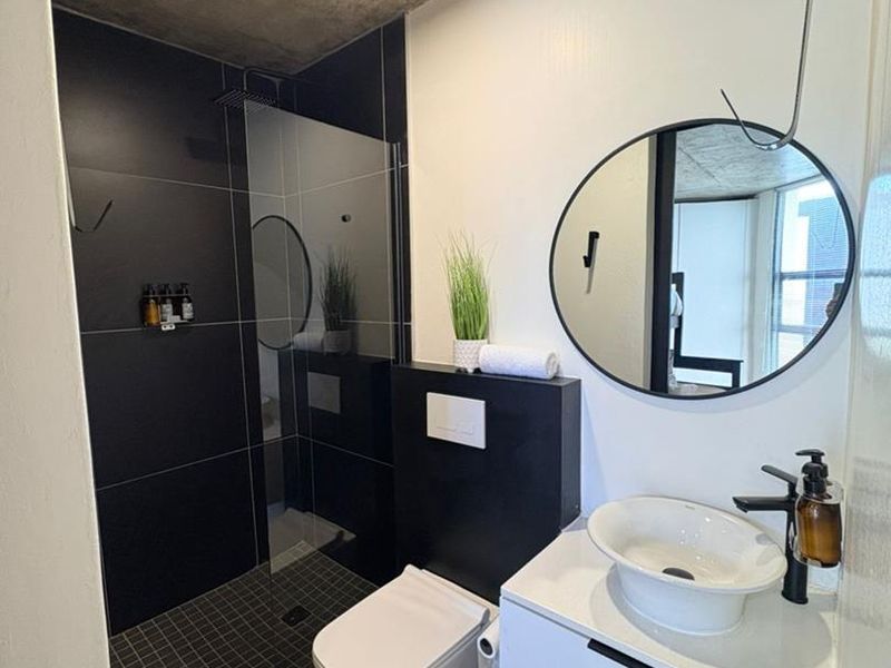 Executive suite to rent - Photo 6