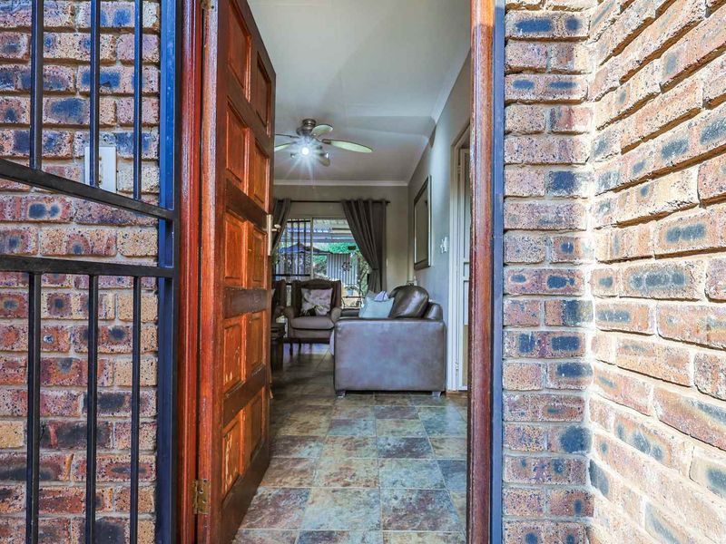 CHARMING TWO-BEDROOM DUET – COMFORTABLE LIVING IN THE HEART OF ELARDUSPARK - Photo 3