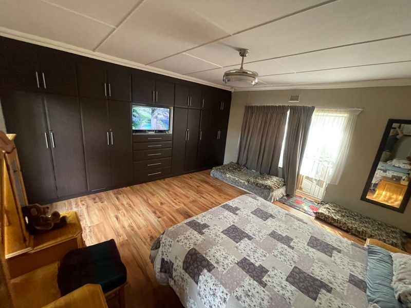 Modern 4 bedroom Strathmore home for sale - Photo 10