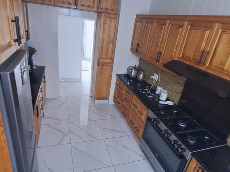 Step into this spacious and well-appointed 4-bedroom home, designed for comfortable family living and effortless entertaining. - Photo 9