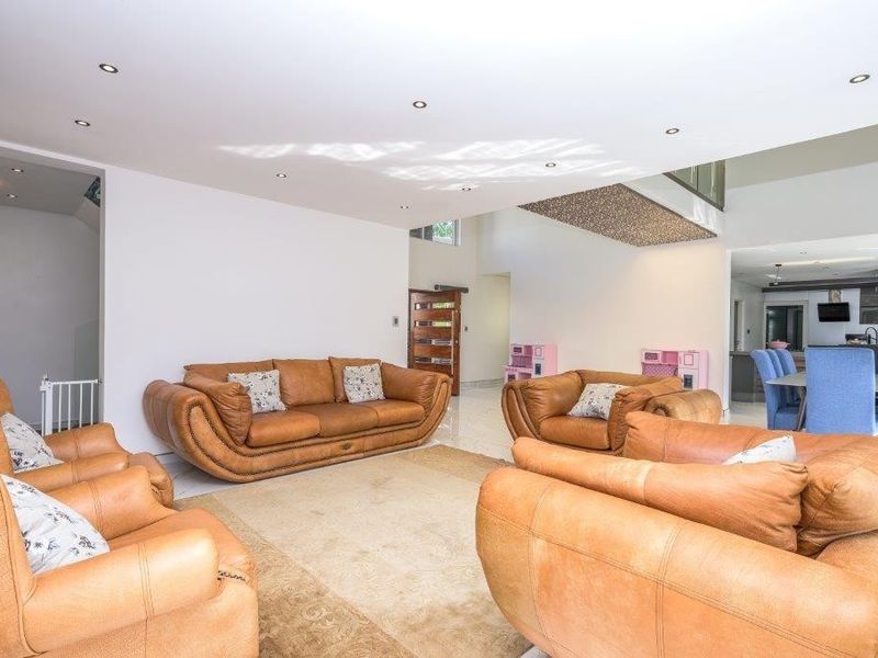 The Pinnacle of Comfort and Elegance in West Hills Estate: Welcome to Your Dream Home - Photo 6