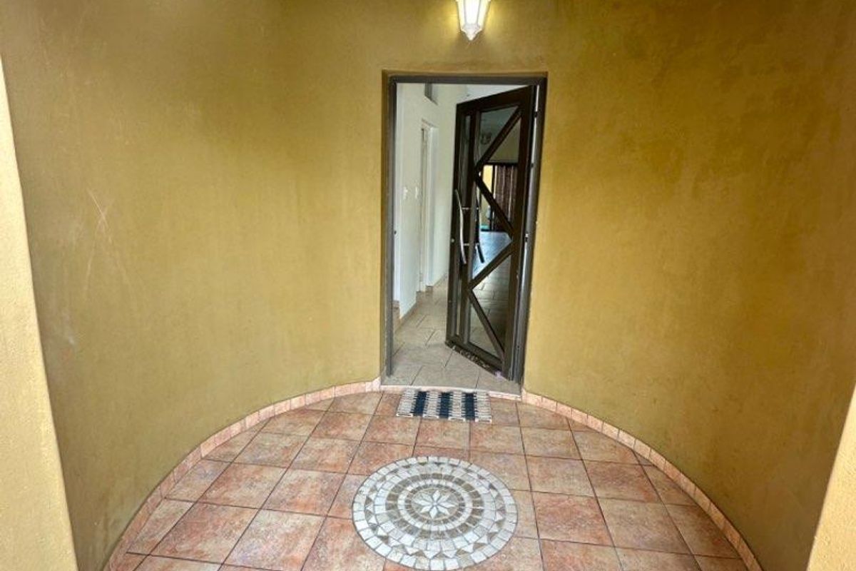 4 Bedrooms House For Sale in Long Beach - Photo 2
