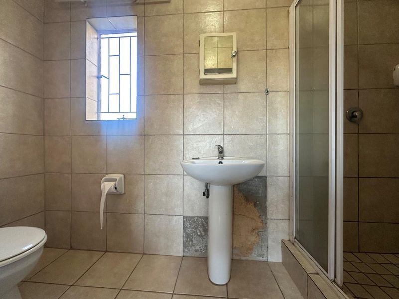 Experience contemporary living at its best in this stylish apartment, ideally situated near Fourways and Northgate Mall. - Photo 8