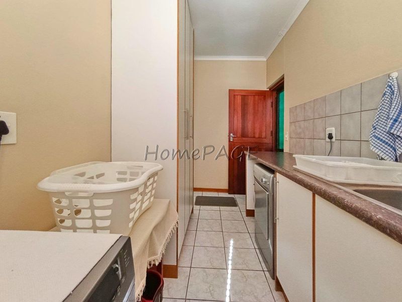 Hermes, Walvis Bay:  Neat 4 bedr home with 1 bedr flat is for sale - Photo 10