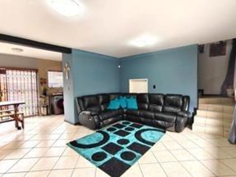 Secure Family Comfort in an Exclusive Tuscan-Style Estate - Photo 3